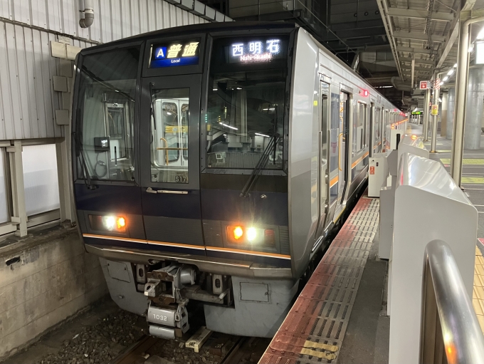 鉄道乗車記録の写真:乗車した列車(外観)(3)        「207系近アカS17編成。京橋駅1番のりば。」