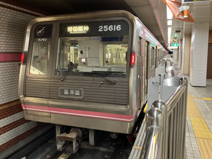 鉄道乗車記録の写真:乗車した列車(外観)(3)        「大阪市営地下鉄20系25616F編成。南巽駅2番のりば。」