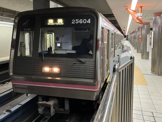 鉄道乗車記録の写真:乗車した列車(外観)(3)        「大阪市営地下鉄20系25604F編成。野田阪神駅1番のりば。」