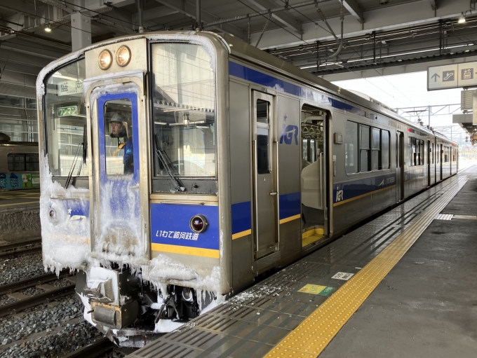 鉄道乗車記録の写真:乗車した列車(外観)(3)        「IGR7000系4編成。八戸駅3番線。」