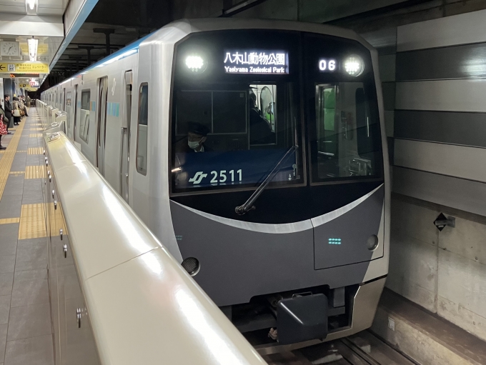 鉄道乗車記録の写真:乗車した列車(外観)(3)        「仙台市営地下鉄2000系2111編成。地下鉄仙台駅4番線。」