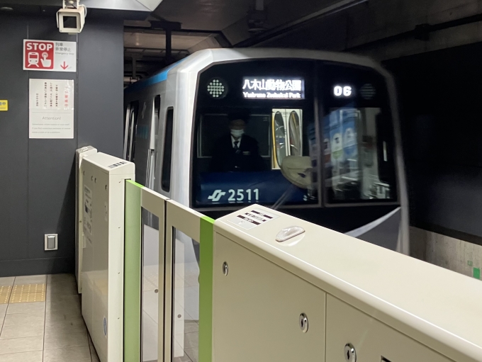 鉄道乗車記録の写真:乗車した列車(外観)(3)        「仙台市営地下鉄2000系2111編成。荒井駅2番線入線時。」