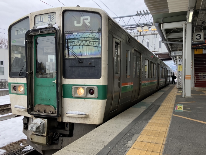 鉄道乗車記録の写真:乗車した列車(外観)(3)        「719系仙カタY-4編成。米沢駅3番線。」
