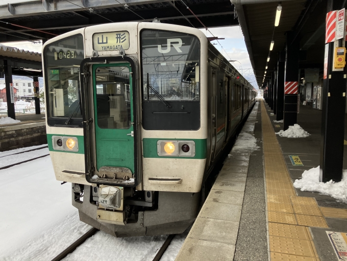 鉄道乗車記録の写真:乗車した列車(外観)(3)        「719系仙カタY-11編成+Y-12編成。かみのやま温泉駅1番線。」