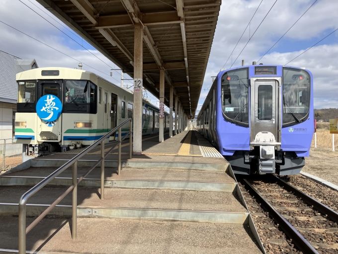 鉄道乗車記録の写真:乗車した列車(外観)(5)        「阿武隈急行8100系A-17編成。梁川駅1番線。AB900系AB-1編成2番線。」