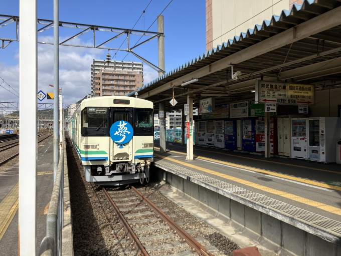 鉄道乗車記録の写真:乗車した列車(外観)(11)        「阿武隈急行8100系A-17編成。福島駅阿武隈急行発着線。」