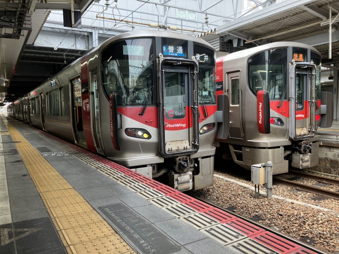 鉄道乗車記録の写真:乗車した列車(外観)(4)        「227系中ヒロS40編成+S10編成。広島駅4番のりば。」