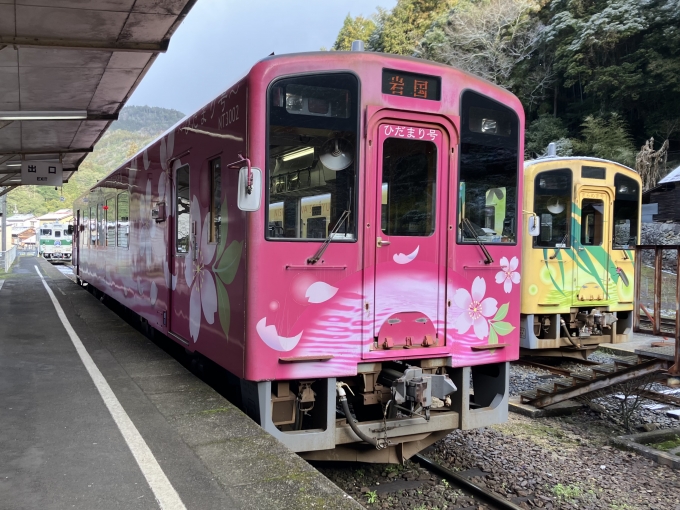 鉄道乗車記録の写真:乗車した列車(外観)(3)        「錦川鉄道NT3000形気動車。錦町駅発着ホーム。」