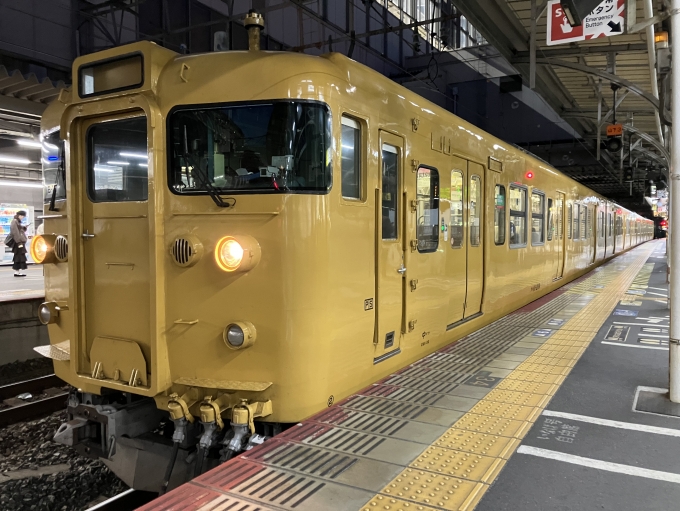 鉄道乗車記録の写真:乗車した列車(外観)(3)        「111系中オカB-10編成。岡山駅3番のりば。」