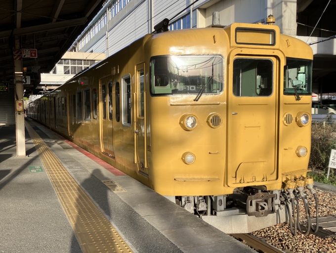 鉄道乗車記録の写真:乗車した列車(外観)(8)        「111系中オカB-10編成。相生駅3番のりば。」