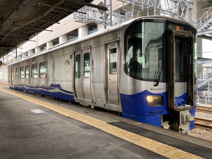 鉄道乗車記録の写真:乗車した列車(外観)(7)        「えちごトキめき鉄道ET122形気動車。糸魚川駅3番のりば。」
