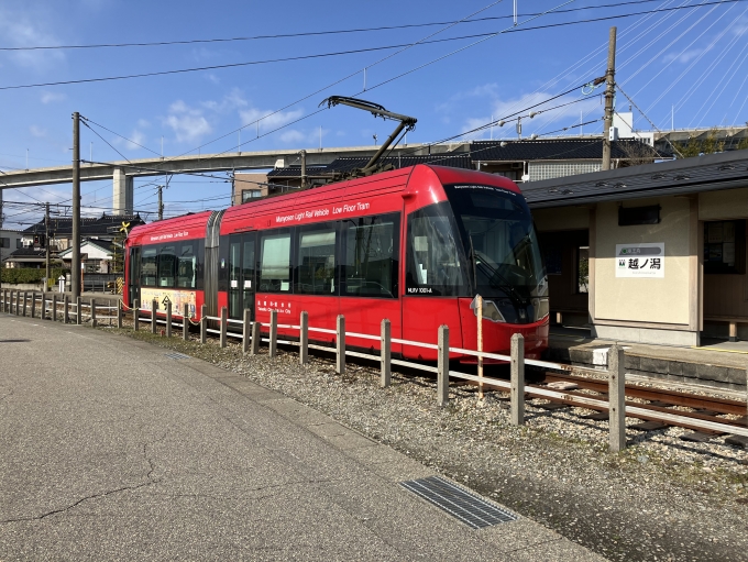 鉄道乗車記録の写真:乗車した列車(外観)(6)        「MLRV1000形MLRV1001編成。越ノ潟駅発着線。」