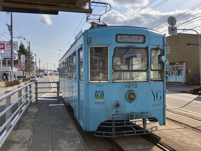 鉄道乗車記録の写真:乗車した列車(外観)(8)        「万葉線7070形。新能町停留場上り線のりば。」
