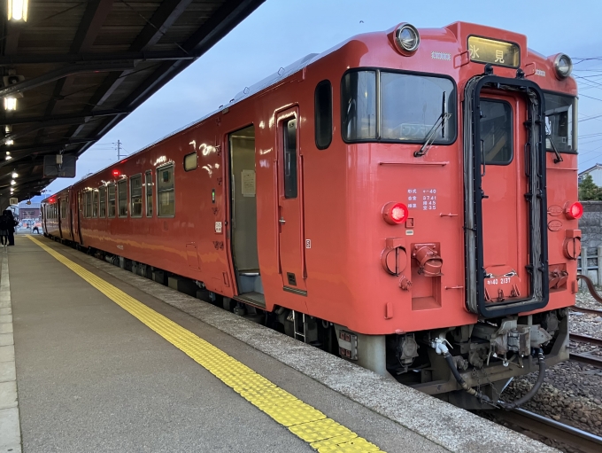 鉄道乗車記録の写真:乗車した列車(外観)(3)        「キハ40 2137+キハ47 66。氷見駅1番のりば。」
