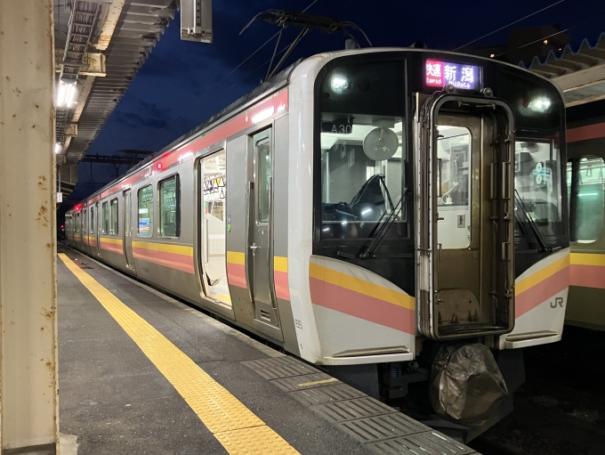 鉄道乗車記録の写真:乗車した列車(外観)(3)        「E129系新ニイA30編成。直江津駅5番のりば。」