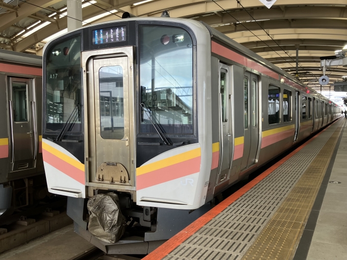 鉄道乗車記録の写真:乗車した列車(外観)(3)        「E129系新ニイA17編成+B1編成。新潟駅2番線。」