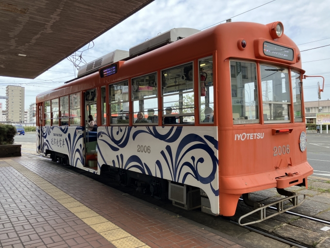 鉄道乗車記録の写真:乗車した列車(外観)(5)        「伊予鉄道モハ2000形電車。JR松山駅前電停北側のりば。」