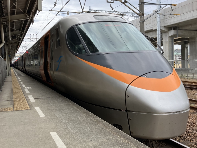 鉄道乗車記録の写真:乗車した列車(外観)(3)        「8000系四マツS2編成+四マツL4編成。松山駅1番のりば。」