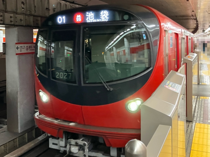 鉄道乗車記録の写真:乗車した列車(外観)(3)     「東京メトロ2000系2127F編成。東京メトロ御茶ノ水駅2番線。」