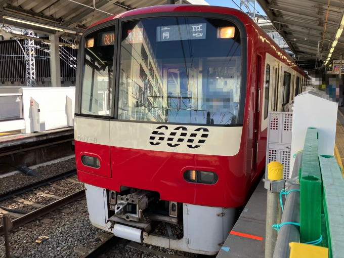 鉄道乗車記録の写真:乗車した列車(外観)(3)        「京急600形607F編成。金沢八景駅3番線。」