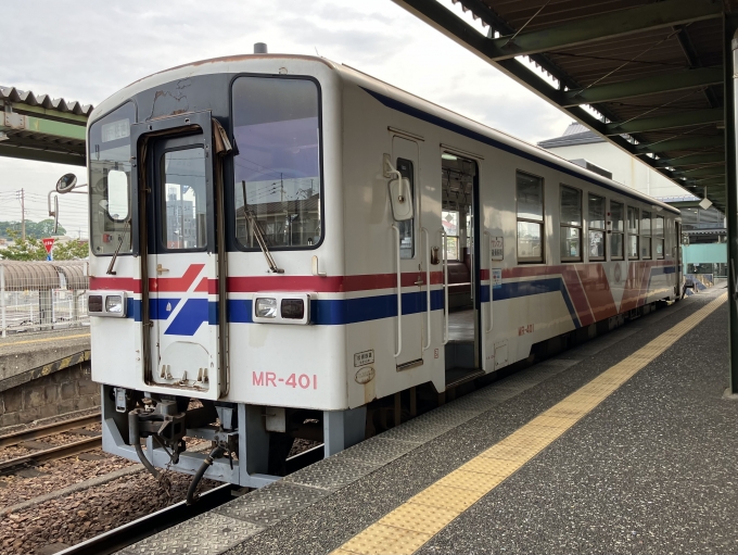鉄道乗車記録の写真:乗車した列車(外観)(3)        「松浦鉄道MR-400形気動車。伊万里駅2番のりば。」