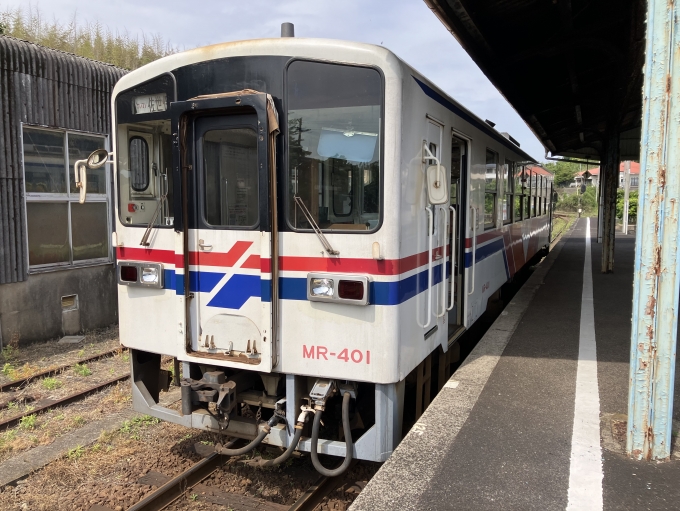 鉄道乗車記録の写真:乗車した列車(外観)(8)        「松浦鉄道MR-400形気動車。たびら平戸口駅3番のりば。」