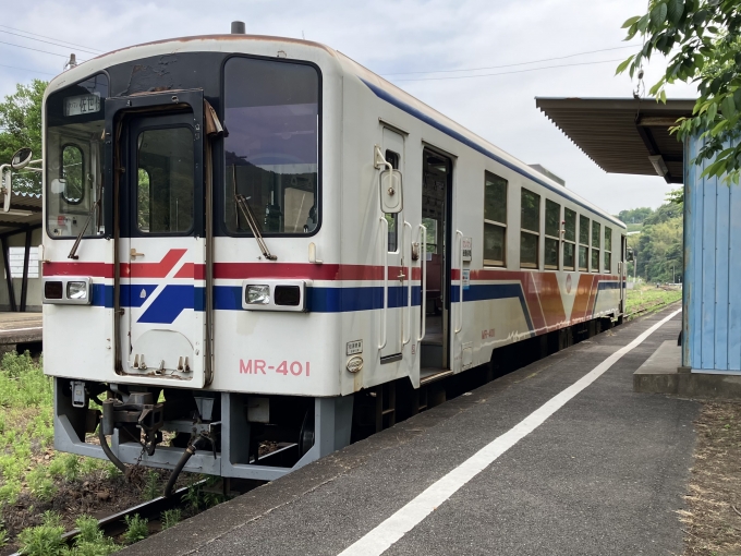 鉄道乗車記録の写真:乗車した列車(外観)(13)        「松浦鉄道MR-400形気動車。吉井駅上り線のりば。」