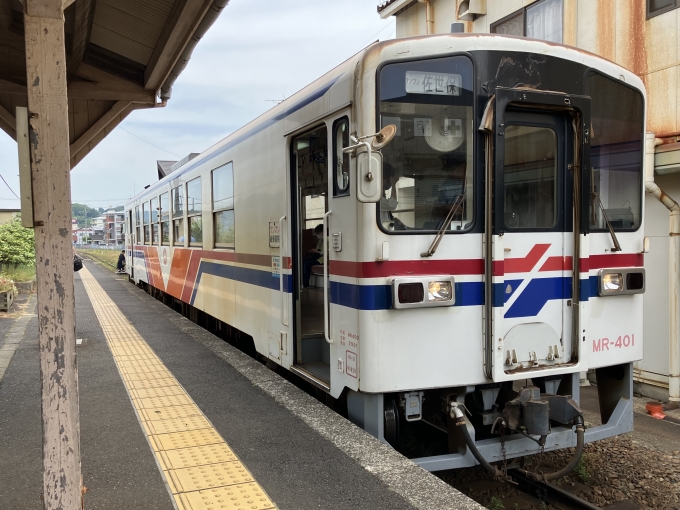 鉄道乗車記録の写真:乗車した列車(外観)(16)        「松浦鉄道MR-400形気動車。佐々駅1番のりば。」