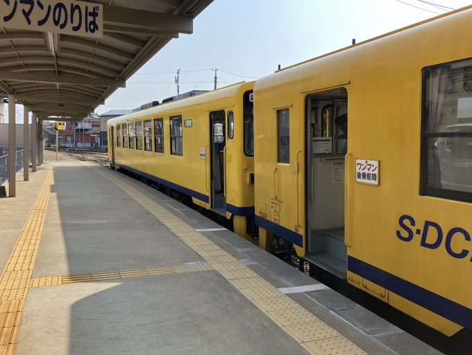 鉄道乗車記録の写真:乗車した列車(外観)(11)        「キハ2513+キハ2507。島原船津駅1番のりばでキハ2507を切り離し。」