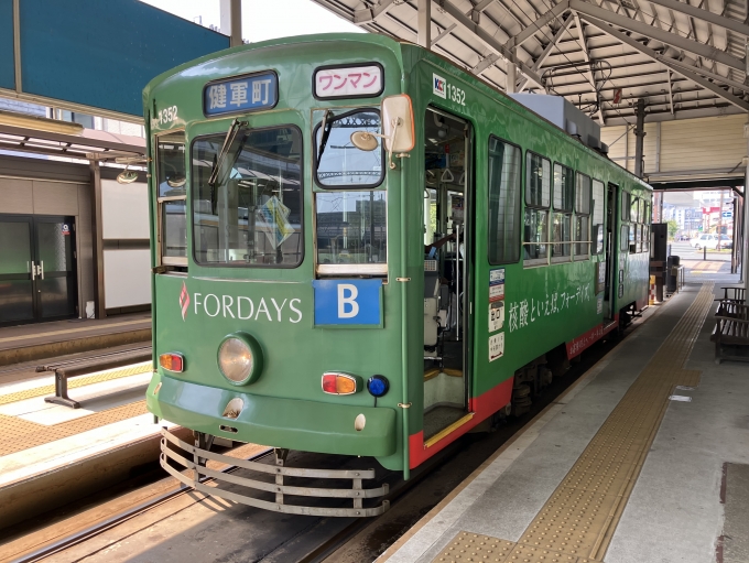 鉄道乗車記録の写真:乗車した列車(外観)(3)        「熊本市交通局1350形電車。上熊本電停2番のりば。」