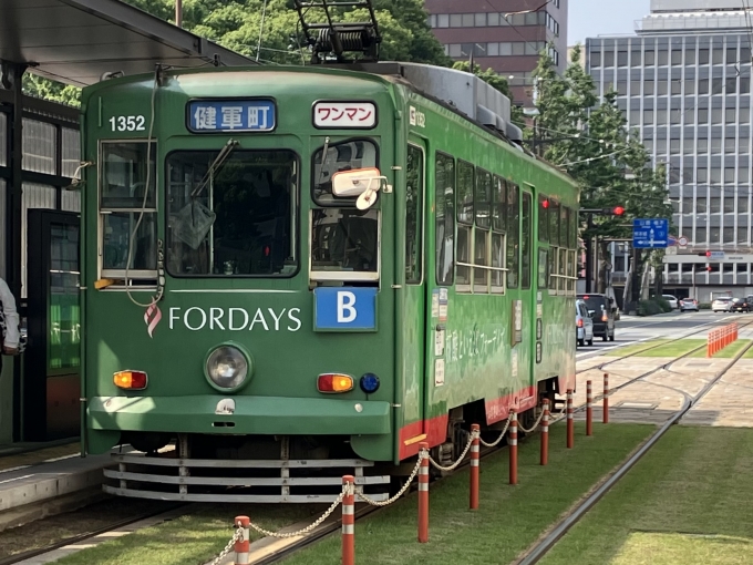 鉄道乗車記録の写真:乗車した列車(外観)(7)        「熊本市交通局1350形電車。辛島町電停健軍町方面のりば。」