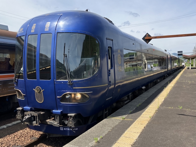 鉄道乗車記録の写真:乗車した列車(外観)(14)        「KTR8000形KTR8011編成+KTR8001編成。与謝野駅3番のりば。」