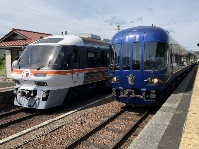 鉄道乗車記録の写真:乗車した列車(外観)(15)        「KTR8000形KTR8011編成+KTR8001編成。与謝野駅3番のりば。」