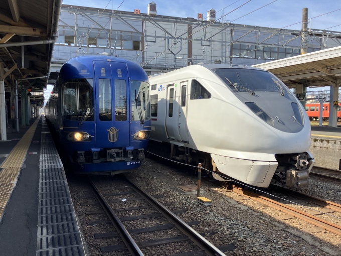 鉄道乗車記録の写真:乗車した列車(外観)(4)        「KTR8000形KTR8011編成+KTR8001編成。JR豊岡駅1番のりば。」