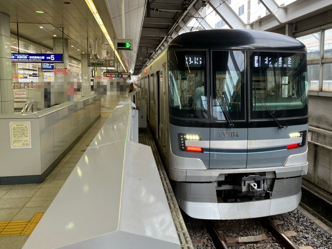 鉄道乗車記録の写真:乗車した列車(外観)(6)        「東京メトロ13000系13104F編成。東武北千住駅5番線。」