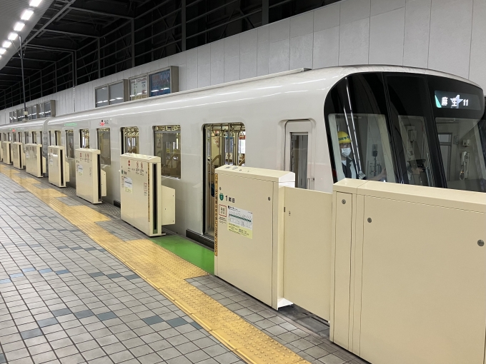 鉄道乗車記録の写真:乗車した列車(外観)(3)        「札幌市営地下鉄5000形5112F編成。真駒内駅2番線。」