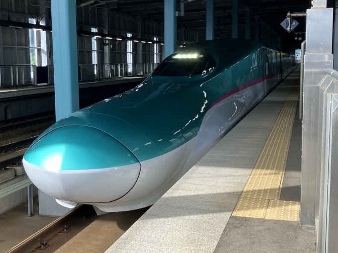 鉄道乗車記録の写真:乗車した列車(外観)(3)        「E5系新幹線仙セシU49編成。木古内駅11番線。」
