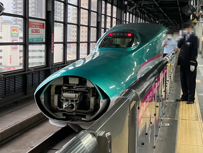 鉄道乗車記録の写真:乗車した列車(外観)(8)        「E5系新幹線仙セシU49編成。盛岡駅11番線。」