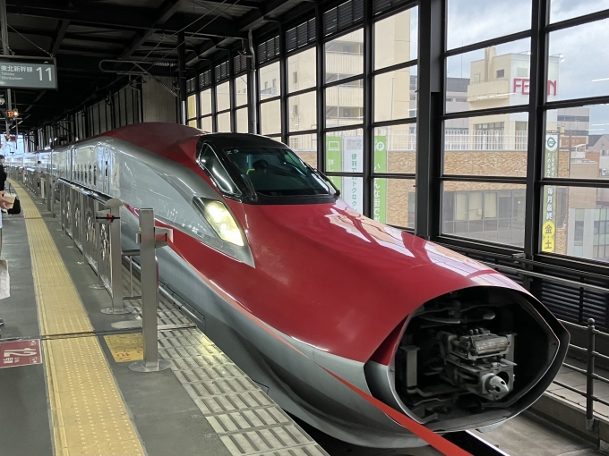 鉄道乗車記録の写真:列車・車両の様子(未乗車)(9)        「3040Mこまち40号E6系新幹線秋アキZ3編成を併結。盛岡駅11番線。」