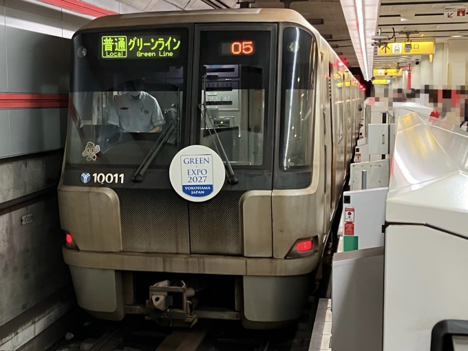 鉄道乗車記録の写真:乗車した列車(外観)(3)        「横浜市営地下鉄10000形10011F編成。日吉駅2番線。」