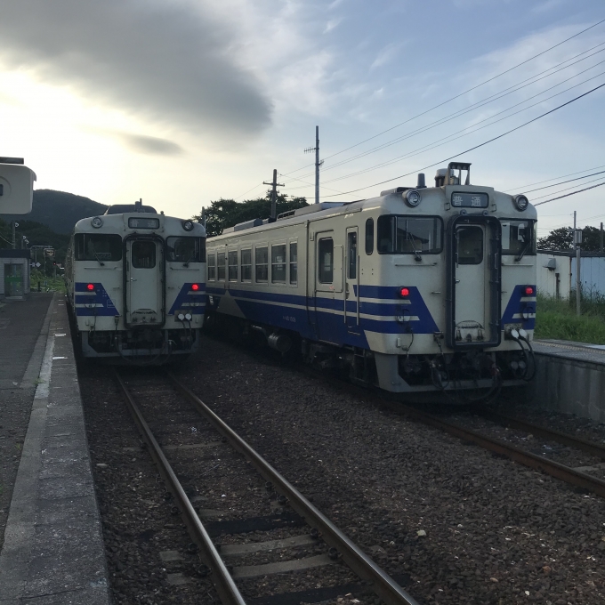 鉄道乗車記録の写真:乗車した列車(外観)(3)        「キハ40 574。岩館駅2番ホーム。」