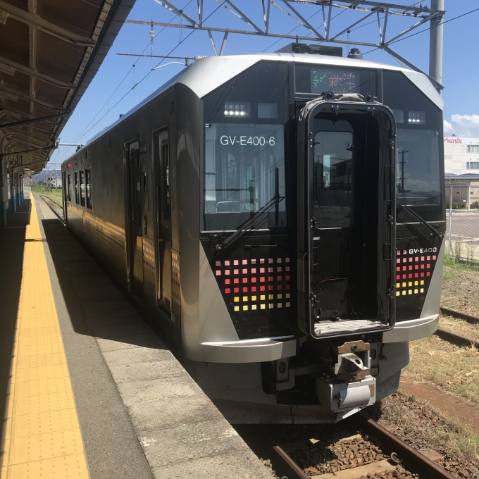 鉄道乗車記録の写真:乗車した列車(外観)(3)        「GV-E400-6。新発田駅3番ホーム。」