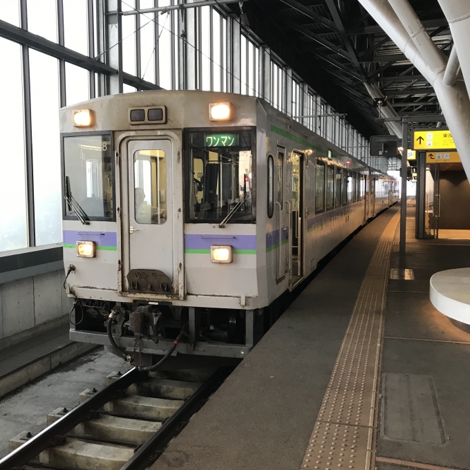 鉄道乗車記録の写真:乗車した列車(外観)(3)        「3両編成。旭川駅1番ホーム。後ろ2両は旅客扱いなしの回送車両。」