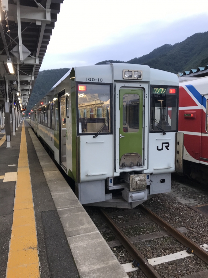 鉄道乗車記録の写真:乗車した列車(外観)(3)        「キハ100-10。釜石駅2番ホーム。キハ100-13を連結。」