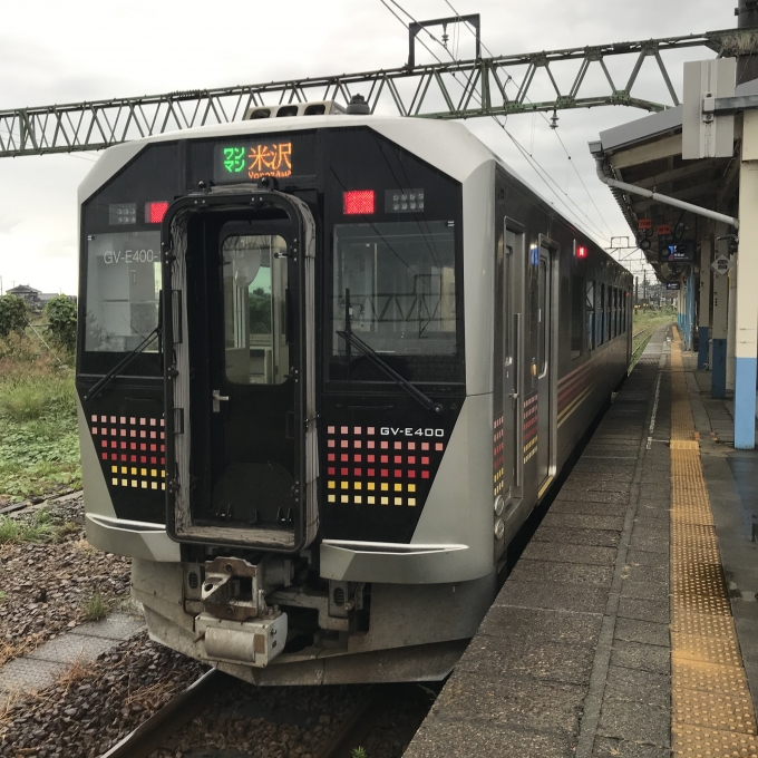 鉄道乗車記録の写真:乗車した列車(外観)(3)        「GV-E400-1。坂町駅4番ホーム。」