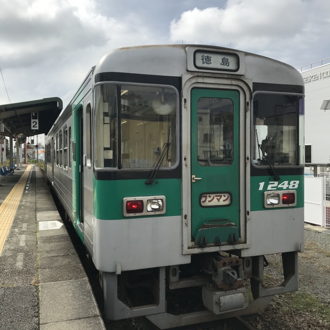 鉄道乗車記録の写真:乗車した列車(外観)(3)        「JR四国1000系(1248)。鳴門駅2番のりば。」