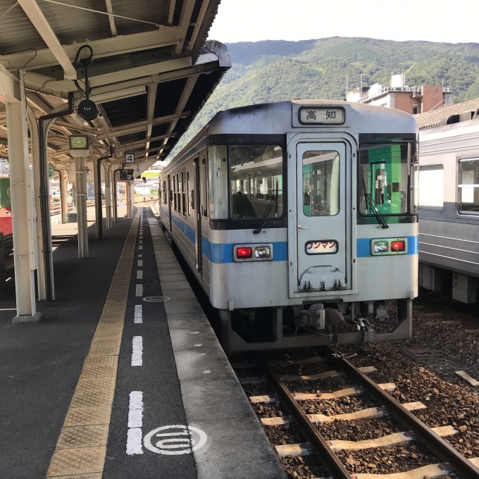 鉄道乗車記録の写真:乗車した列車(外観)(3)        「JR四国1000形(1015)。阿波池田駅4番のりば。」