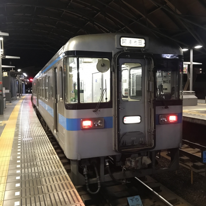 鉄道乗車記録の写真:乗車した列車(外観)(3)        「JR四国1000形(1015)。高知駅3番のりば。」