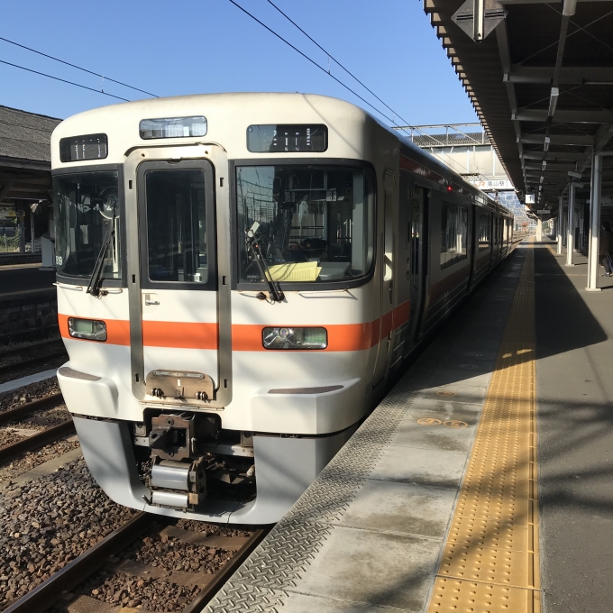 鉄道乗車記録の写真:乗車した列車(外観)(3)        「B519編成。亀山駅1番線。」