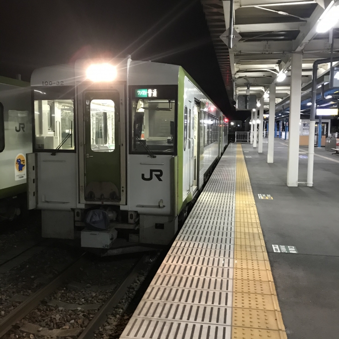 鉄道乗車記録の写真:乗車した列車(外観)(3)        「←キハ100-32＋キハ100-39。気仙沼駅4番ホーム。」